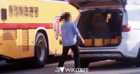 국감 후 귀가하려는 국회의원 버스 옆에 한 승합차가 멈췄다.