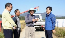 이승옥 강진군수, 벼 수확현장 방문