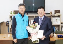 신안군 공무원노동조합,  박경곤 신안부군수에 감사패 전달