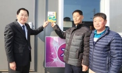완도군 신지면에 10호, 행복둥지’ 현판식 가져