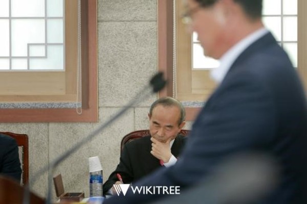 [포토] 발언하는 유진우 의원, 경청하는 박준배 김제시장 | 포토뉴스