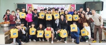 첨단중, 김장나눔행사 열고 광주시 광산구 첨단2동에 김치 기탁