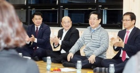 [포토]김영록 전남도지사,광양시 진상면 지랑마을 주민과 민박간담회