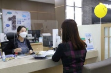 NH농협은행 경북본부, 창구에 코로나19 대응 가림막 설치
