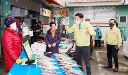 [포토]김철우 보성군수, 코로나19 경제 살리기 전통시장 찾아 상인 격려