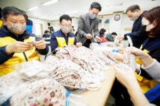 [포토]광주시 북구 매곡동행정복지센터·자생단체, 코로나19 확산예방 면마스크 제작