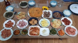 “한 끼에 다 먹는 거 가능?” 4인 가족이 한 끼로 먹는다는 저녁상