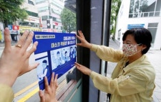 [포토]광주시 북구, 버스승강장 마스크착용 의무화 홍보스티커 부착