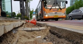 [포토] “아슬 아슬”... 승차 난이도 높아 보이는 익산시 버스 승강장