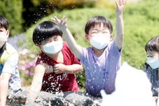 [포토]광주시 북구, 구청광장 물레방아 어린이 물놀이장 인기