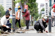 [포토]광주시 북구, 인도 볼라드 정비