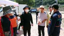 [포토]김영록 전남도지사,수해복구 지원 나온 경북안전기동대 격려