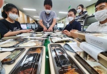 [포토]광주시 북구, 코로나19 예방 사회적 거리두기 점심