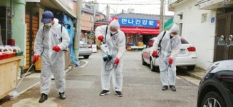 [포토]광주환경관리공단, 광주시 남구 대성시장에서 방역 봉사 활동