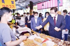 이용섭 광주시장, 무등시장 찾아 상인 격려하고 장보기 행사 참여