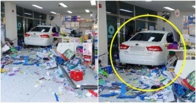 오늘(7일) 여수 도로 질주하던 한 승용차가 갑자기 약국으로 돌진했습니다