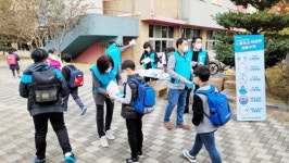 [포토]광주시 광산구 수완동 지사협, 초등생에 휴대용 방역물품 배부