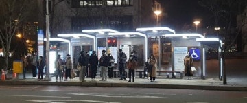 광주디자인진흥원, 광주다움 테마 버스승강장으로 설치 완료