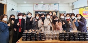 [포토]광주시 서구 화정1동 이창준 주민자치위원, 반찬 100분께  전달