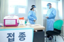 이재준 고양시장, 백신 접종 현장서 간호사 격려