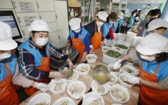 [포토]광주시 북구·자원봉사센터, 어버이날 사랑의밥차
