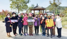 신안군 안좌면 여성단체협의회, 어버이날 카네이션 달기 행사 열어