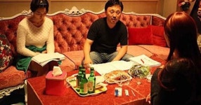서울에 있는 노래방에서 일하는 도우미들에게 정말 황당한 고민거리가 생겼다