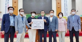 [포토]광주남부교회,광주시 남구 월산5동 취약계층에 후원금 전달
