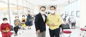 [포토]김병내 광주시 남구청장, 빛고을공예창작촌 작가들로부터 감사패 받아