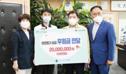 [포토]예사랑아동병원, 광주시 남구에 이웃돕기 성금 전달