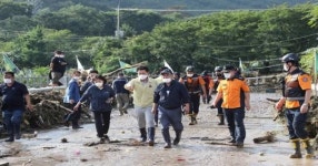 폭우로 다리 유실 고립된 포항 죽장면 주민 구조 작전