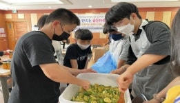 고창청소년위원회, 경로당 찾아 직접 만든 수제 과일청 나눔