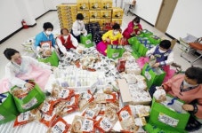 [포토]광주시 북구 운암2동, 추석 생필품 꾸러미 제작