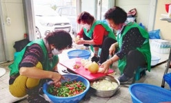 강진군 칠량면지사협, 취약계층 33가구에 반찬 직접 만들어 전달