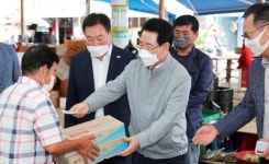 김영록 전남도지사, 추석 앞 전통시장 잇단 민생행보