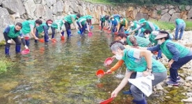 여수시 삼일동 새마을회, “상암천 살리자” 미꾸라지 20kg 방류