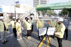 [포토]광주시 북구, 수창초교 앞 육교 파손 현장 안전점검