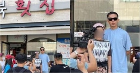 횟집 앞에서 팬서비스 중인 유아인을 본 것 같습니다, 그런데 다리가…