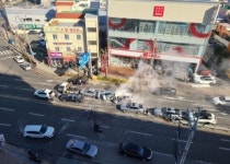 [속보]   부산 연제구 연산동 홈플러스 지상 5층 주차장에서  택시 추락