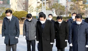 [포토]김영록 전남도지사,무안 남악 故김대중동상 헌화·분향