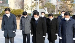[포토]김영록 전남도지사,무안 남악 故김대중동상 헌화·분향