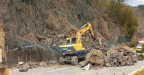 경주서 바위와 토사 100여톤 무너져...인명 피해는 없어