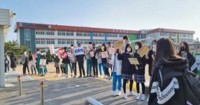 [포토]‘우리도 선거합니다’...대면 선거운동으로 활기 되찾은 교정