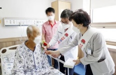 전남대병원, 어버이날 쾌유기념 선물 전달
