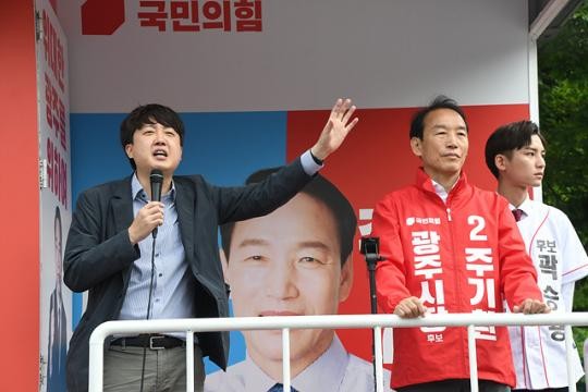 이준석, 광주 방문 속 현지 지지 모으다 - 지역 강조하며 지원 약속