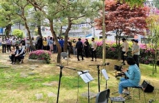 파주시청 공무원들, 삼삼오오 거리 공연 나서