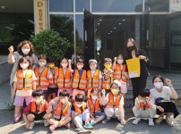 [포토]송원유치원 바다반, 광주시 남구 송암동에 벼룩시장 수익금 기부