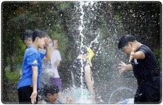 [포토]폭염에 바닥분수 인기~