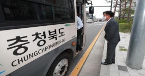 [사진기사] 김영환 충북지사, 버스타고 출근길