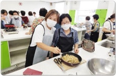 광주복지연구원 산하 효령노인복지타운,독거노인 어르신들과 요리조리 반찬 만들기